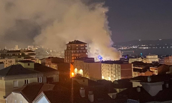 Vista del incendio en una vivienda de la calle Cervantes de Santander. / BS