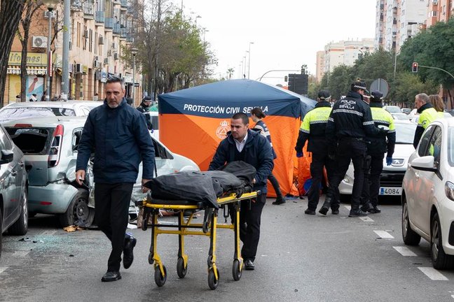 Una joven de 20 años ha fallecido en un accidente de tráfico múltiple ocurrido en la calle Parque de Grazalema, en el Distrito Norte de Sevilla, en el que dos personas más han resultado heridas de gravedad. EFE/David Arjona
