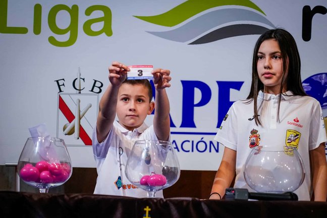 Las manos inocentes encargadas de sacar las bolas de los sorteos fueron Adrián Guardo (EB Santander – Peñacastillo) y Daniela Martínez (EB El Astillero – Guarnizo).