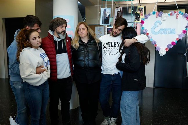 Los padres de Enma (en la imagen, junto a sus hijos y las novias de éstos) la niña de 12 años que falleció en el Hospital Clínico de València de una "peritonitis purulenta". EFE / Biel Aliño