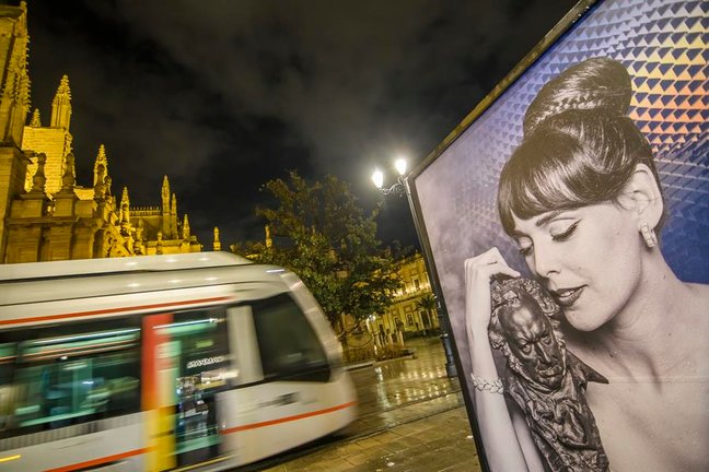 Una de las 48 fotografías de andaluces galardonados con un Goya que se expone en la Avenida de la Constitución, en Sevilla, como preámbulo de la gala de los premios que se celebra en la capital andaluza el próximo sábado. EFE/Raúl Caro