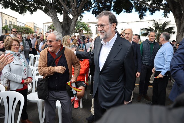 El expresidente del Gobierno y del Partido Popular Mariano Rajoy saluda en Telde, Gran Canaria. E.P.