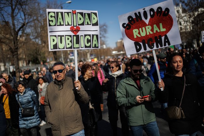 Miles de personas marcharon, en Madrid, en defensa de la sanidad pública. E.P. / Alejandro Martínez Vélez
