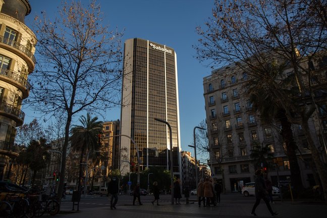 Fachada de la sede del Banco Sabadell en la Avenida Diagonal de Barcelona. E.P. / David Zorrakino