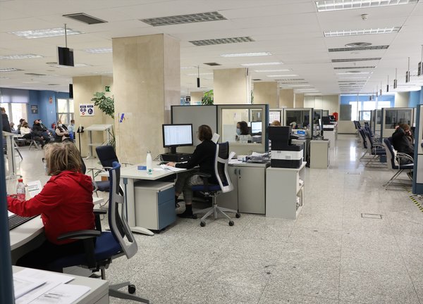 Varios empleados trabajan en una oficina de la Agencia Tributaria. E.P. / Marta Fernández