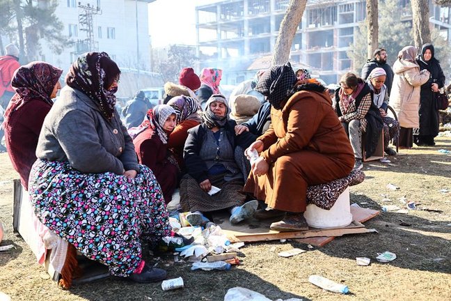 Las operaciones de rescate continúan en poblaciones turcas como Adiyaman, devastada por el terremoto. EFE / SEDAT SUNA