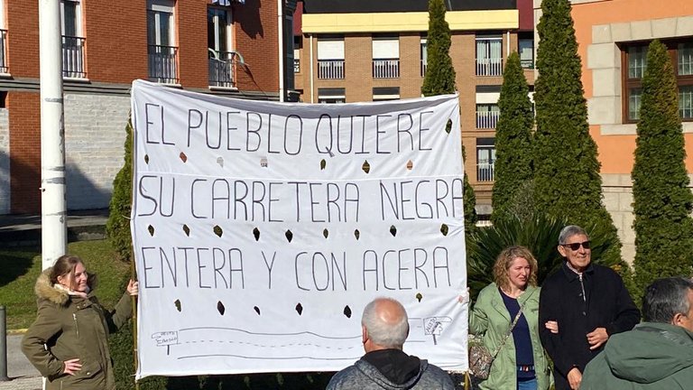 Los vecinos de Salcedo durante la protesta frente al Ayuntamiento de Piélagos. / ALERTA