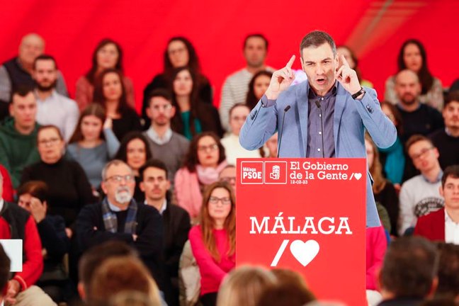 El secretario general del PSOE y presidente del Gobierno, Pedro Sánchez, da un discurso durante un acto del partido celebrado este domingo en Málaga. EFE/ Jorge Zapata