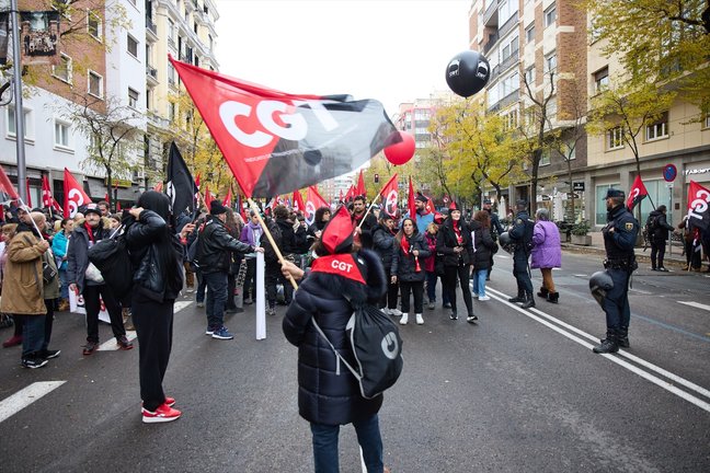 Un grupo de personas con banderas de la CGT en la manifestación. E.P. / Jesús Hellín