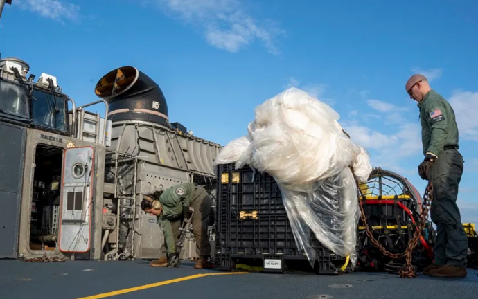 Imagen facilitada por la Marina de los EE. UU. que muestra los restos de un supuesto globo espía chino que sobrevolaba el espacio aéreo estadounidense. EFE / U.S.Marina