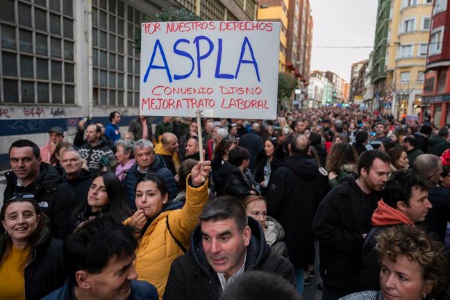 Un momento de la manifestación convocada por los trabajadores de Aspla, en huelga desde el 29 de enero, este martes por las calles de Torrelavega (Cantabria). EFE/Pedro Puente Hoyos