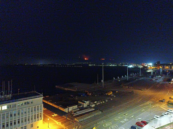 Vista de los focos del incendio que afectaba anoche a Peña Cabarga. / ALERTA