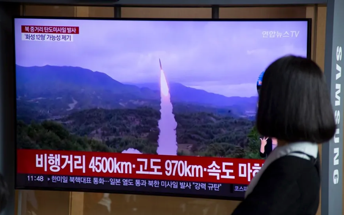 Una mujer observa un misil balístico de Corea del Norte en un lanzamiento anterior. EFE / Jeon Heon-Kyun