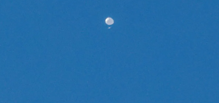 Vista del globo espía de China en cielos de EE.UU., el 4 de febrero de 2023. EFE / Nell Redmond