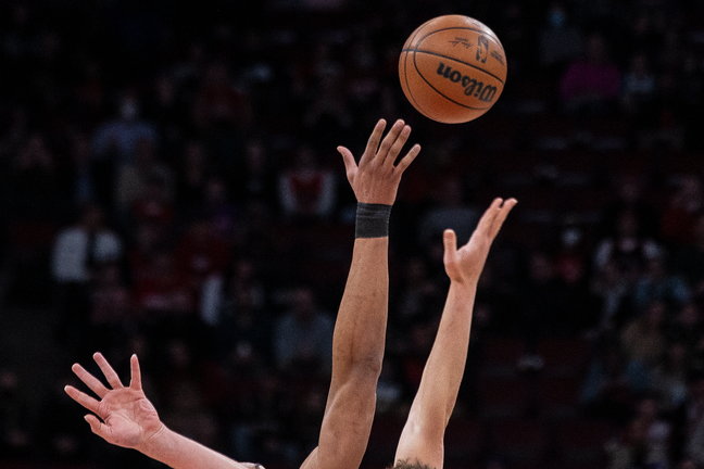 Los jugadores de los Toronto Raptors y los Houston Rockets luchan por el balón durante el partido de baloncesto de la NBA. / ZUMA Press