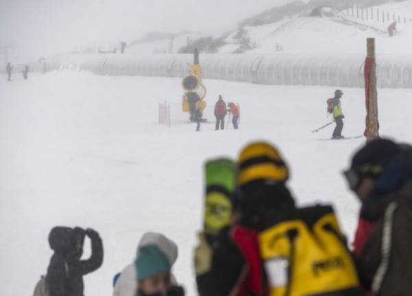 Varias personas en la estación de esquí de Alto Campoo. / EFE