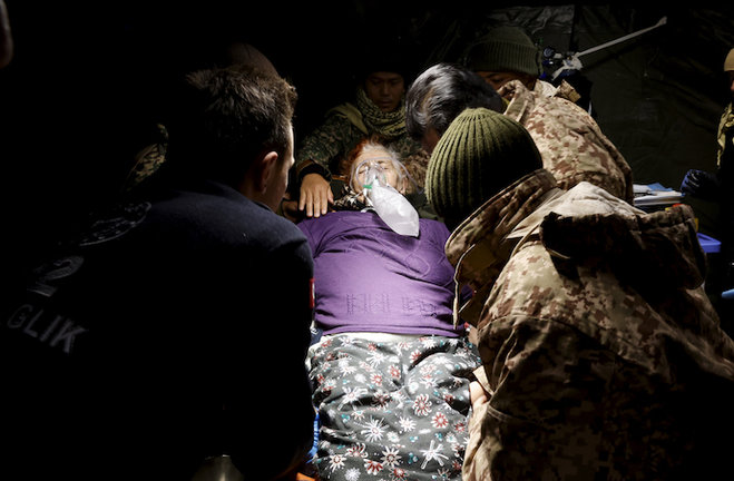 Un residente recibe tratamiento en el Hospital de Campaña de Malasia para las víctimas del mortífero terremoto que sacudió las provincias turcas de Hatay y Kahramanmaras. Foto: Hairul/BERNAMA/dpa