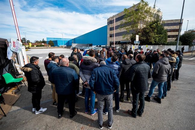 El comité de empresa de los trabajadores de Aspla, en huelga desde el 29 de enero, sale de la reunión mantenida con la empresa, este martes, en las instalaciones de la fábrica de Torrelavega. FOTO/EFE/Pedro Puente Hoyos