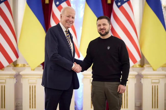 Imagen facilitada por el canal oficial de Telegram del presidente de Ucrania Volodymyr Zelensky que muestra al mandatario ucraniano (d) con presidente estadounidense Joe Biden, este lunes en Kiev. EFE/EPA