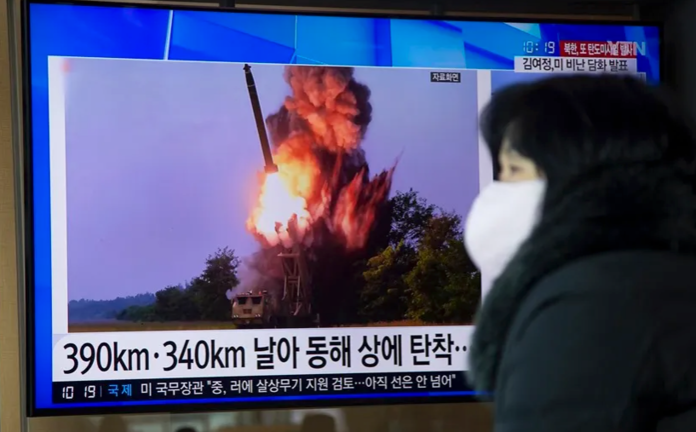 Una mujer sigue por televisión en Seúl las noticias sobre el lanzamiento de un misil norcoreano. EFE/ Jeon Heon-Kyun