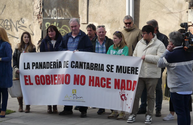 Los panaderos se concentran este lunes frente al Parlamento de Cantabria. / ALERTA