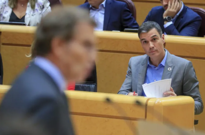 El presidente del Gobierno, Pedro Sánchez, escucha la intervención del líder del PP, Alberto Núñez Feijóo (i), en una imagen de archivo. EFE/Fernando Alvarado