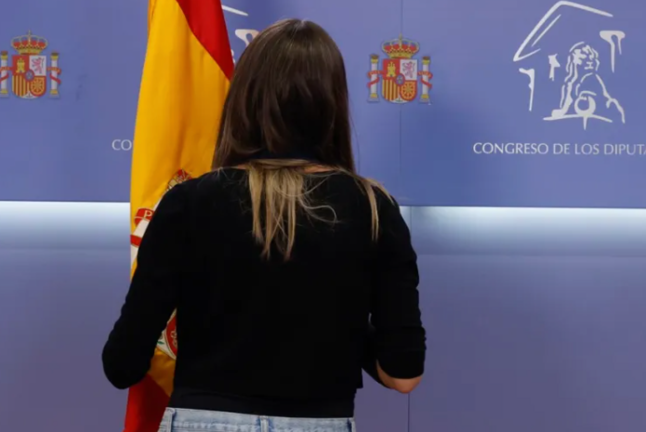 La diputada de JuntsxCat Miríam Nogueras ha apartado la bandera de España en la rueda de prensa. EFE/ J.J. Guillén