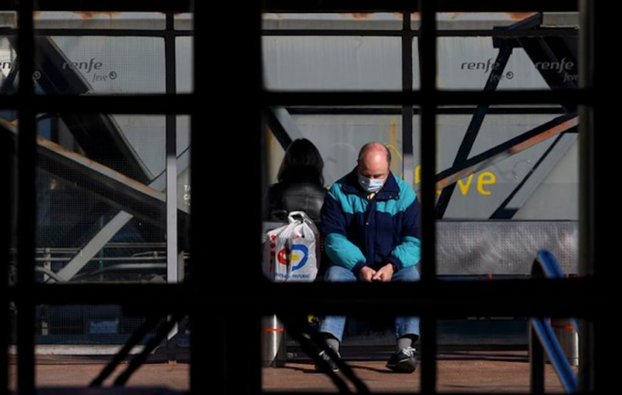 Dos personas esperan en la estación de trenes de Torrelavega, en una jornada en que los trenes de Cercanías ha estado parados desde la 5:00 hasta las 08:00 por una obras de mantenimiento y acumulan retrasos de 50 minutos./ Pedro Puente Hoyos