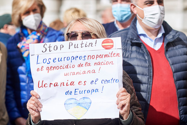 Una mujer, con una pancarta que reza 'Stop Putin', en el minuto de silencio celebrado en la Plaza del Ayuntamiento, en Santander. / Juan Manuel Serrano Arce