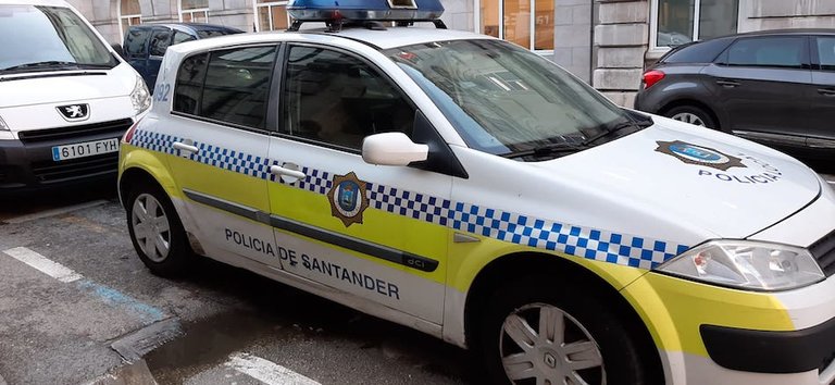 Un vehículo de la Policía Local de Santander. / Alerta