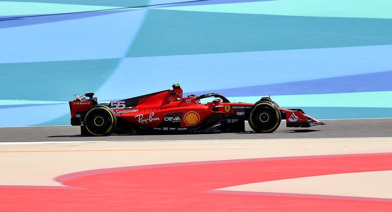 El piloto español de F1 Carlos Sainz, conduciendo su Ferrari. / Hasan Bratic - dpa