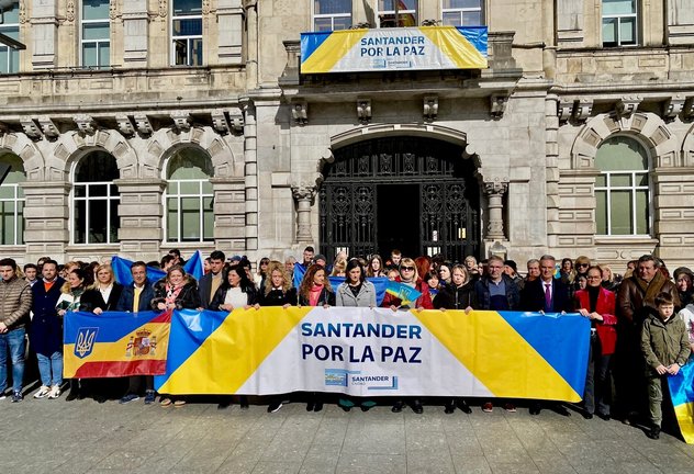 Santander conmemora el primer aniversario de la guerra en Ucrania con un minuto de silencio por la paz. / Alerta