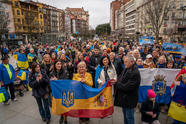 Concentración este sábado en Santander por el aniversario de la guerra de Ucrania. EFE/ Román G. Aguilera