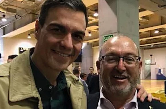 Foto de perfil de Twitter del ex diputado del PSOE Juan Bernardo Fuentes junto a Pedro Sánchez, en 2019.E.M.