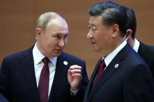Foto de archivo del presidente ruso Vladimir Putin (I) y el presidente chino, Xi Jinping (D). EFE/EPA/Sergei Bobylev/SPUTNIK/KREMLIN POOL