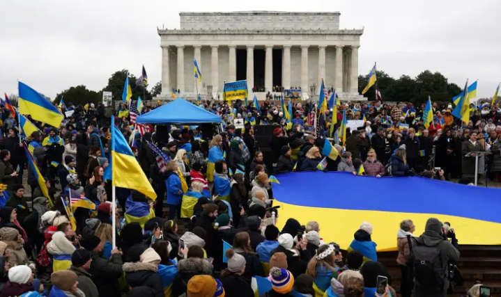 Personas participan en una manifestación para conmemorar el primer aniversario de la invasión de Rusia a Ucrania, en el Lincoln Memorial, en Washington (EE.UU.). EFE/EPA/Will Oliver