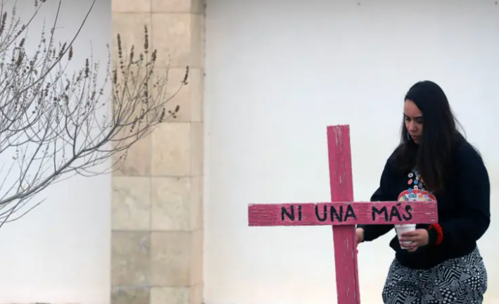 Activistas y madres de víctimas de feminicidios realizan una pinta de cruces y pega de pesquisas en el Memorial Campo Algodonero hoy, en Ciudad Juárez, Chihuahua (México). EFE/Luis Torres