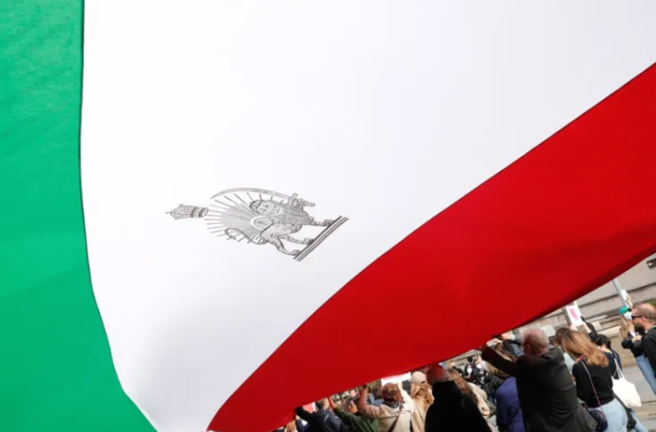 Una bandera de Irán, durante una protesta por la represión en ese país. EFE/EPA/Teresa Suárez