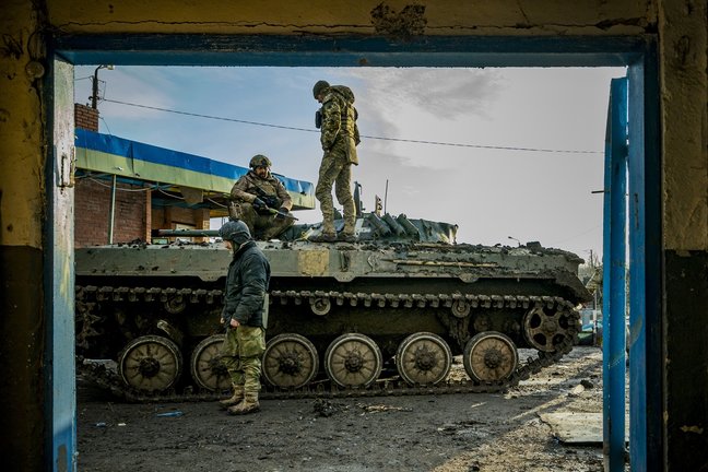 Vista de un tanque y soldados ucranianos. E.P.