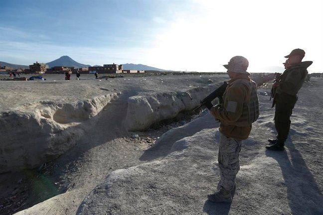 Militares de Chile vigilan la frontera para resguardar y controlar el ingreso irregular de personas migrantes en la comuna de Colchane, en la región de Tarapacá. EFE / Alex Díaz