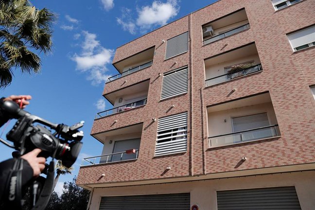 La Guardia Civil investiga la muerte de un bebé cuyo cadáver ha sido hallado en el trastero de la azotea de un edificio (en la imagen) en el municipio valenciano de Vilamarxant tras el aviso de que una mujer se había precipitado al vacío desde ese lugar. EFE/ Manuel Bruque