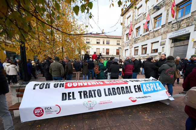 Un cartel de 'Por un convenio digno y por la mejora del trato laboral en Aspla' durante una manifestación. / Alerta