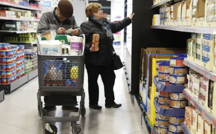 Varias personas hacen la compra en un supermercado de Madrid. / Eduardo Oyana