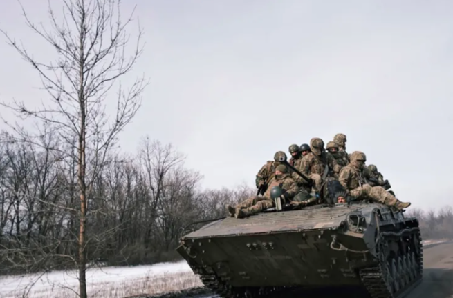 Militares ucranianos se desplazan en un tanque por una carretera en Bakhmut (Ucrania). EFE/EPA/George Ivanchenko
