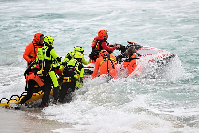 Rescatistas continúan la búsqueda de supervivientes de un bote de migrantes que se hundió frente a la playa de Steccato di Cutro, en la costa de Calabria al sur de Italia. EFE/EPA/CARMELO IMBESI