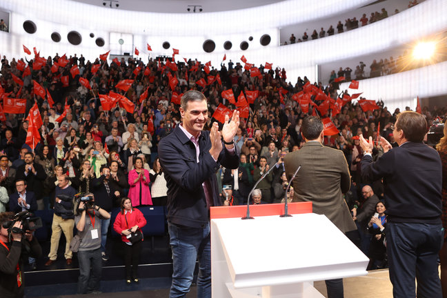 El secretario general del PSOE y presidente del Gobierno, Pedro Sánchez, en la presentación, este viernes, de Ricardo Cabezas como candidato socialista a la Alcaldía de Badajoz EFE/ Jero Morales
