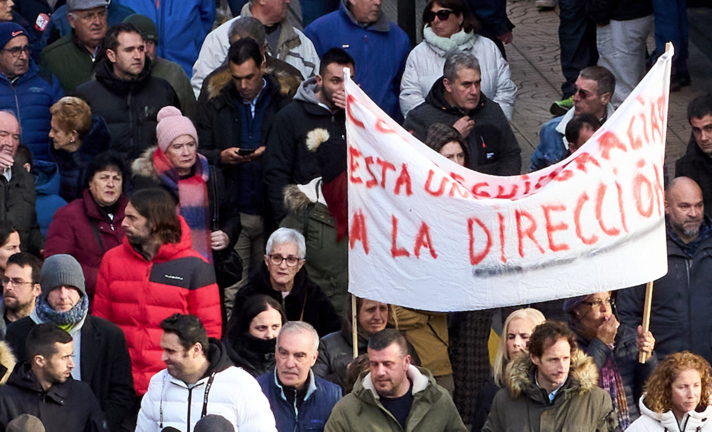 Centenares de trabajadores de la empresa Aspla sostienen pancartas durante una manifestación, a 6 de febrero de 2023, en Torrelavega, Cantabria (España). / Serrano Arce / Europa Press