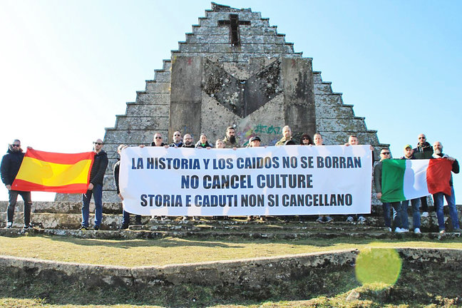 Los representantes de las asociaciones con la pancarta en La Pirámide. / Alerta