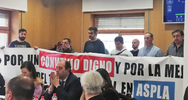 Trabajadores de Aspla han trasladado al Pleno su protesta coincidiendo con su 31º día de huelga. / ALERTA
