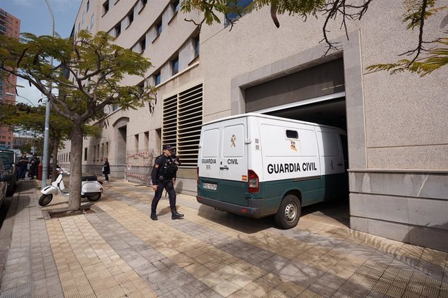Un vehículo de la Guardia Civil entra en el garaje de la Audiencia Provincial de Santa Cruz de Tenerife, donde se interrogaban a implicados en el caso 'Mediador'. EFE / Ramón de la Rocha